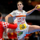 Irene Espinola lanza ante la portería croata. LORENZO