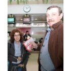Juan Arias y Natalia Picallo, en el aeropuerto