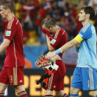 Torres, Iniesta y Casillas abandonan con gesto desolado el estadio de Maracaná tras consumarse la eliminación de España del Mundial de Brasil.