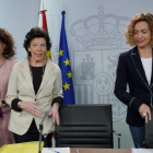 La portavoz del Gobierno, Isabel Celaá, flanqueada por la ministra de Hacienda, María Jesús Montero (izqda) y la ministra de Política Territorial, Meritxell Batet, en la rueda de prensa del Consejo de Ministros.