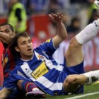 Dani Alves, izquierda, pelea con Verdú en el derbi catalán.