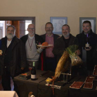 Representantes del calçot, el botillo, la cecina, el queso y el vino con Xavier Cuadras. ÓSCAR DE LA HUERGA