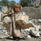 Una niña recoge basura en el centro de Kabul