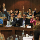 El concejal de Hacienda, Neftalí Fernández, con la mano en la cara, en una votación plenaria junto a sus compañeros de grupo.