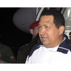 El expresidente de Venezuela, Hugo Chavez, en su llegada de Cuba al aeropuerto Simon Bolivar, en Caracas.