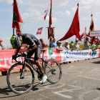 Nairo Quintana fue el mejor de los ‘gallos’ en la meta de La Camperona arañando segundos a Contador, Froome y Valverde. SECUNDINO PÉREZ