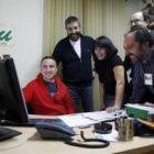 Los candidatos y militantes de IU comprobando los resultados en la web del ministerio