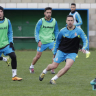 Francisco Regalón, segundo por la derecha, se entrenó ayer con el resto de sus compañeros y hoy será incluido en la lista de convocados. JESÚS F. SALVADORES