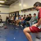 El director deportivo, Santiago Vega, izquierda, apoya a la plantilla culturalista en sus exigencias