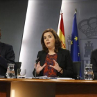 Alfonso Alonso, Soraya Sáenz de Santamaría y Cristóbal Montoro, en la rueda de prensa posterior al Consejo de Ministros.