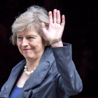 La ministra del Interior británica, Theresa May, saluda a los medios a su llegada a Downing Street para asistir al último consejo de ministros con David Cameron como anfitrión en Westminster, en el centro de Londres.