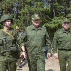 Lukashenko, en el centro, visitó ayer la región de Grodno. ANDREI