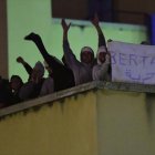 Los ingresados en el CIE de Aluche gritan consignas desde la azotea del centro.