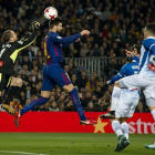 Gerard Piqué cabecea un balón, ante el Espanyol.