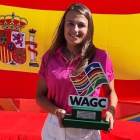 La jugadora berciana del Club de Golf Bierzo Emma Méndez, tras ganar en Mijas. DL