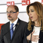 La presidenta de Andalucía, Susana Díaz, junto con al secretario general del PSOE aragonés, Javier Lamban, en la sede del partido socialista.