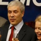 El presidente serbio, Boris Tadic, brinda en la sede de su formación, Partido Democrático de Serbia