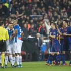 PROTESTA FINAL Los jugadores del Espanyol protestan al árbitro mientras los futbolistas del Barça celebran la clasificación para las semifinales de Copa, ayer, en el Camp Nou.