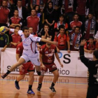 Ortigosa con sus doce tantos fue clave en el sufrido empate del Ademar.