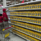 Reposición de productos en un supermercado de Caracas, en el 2015.