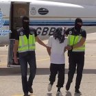 Traslado a Madrid del detenido a última hora del martes en Melilla.