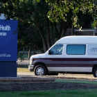 Una ambulancia llega al hospital de Dallas en el que está ingresado el paciente con ébola, este martes.