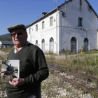 César Álvarez, frente a la estación de Villablino. Trabajó en el ferrocarril durante 42 años