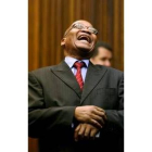 El ex vicepresidente Zuma sonríe tras ser declarado inocente.