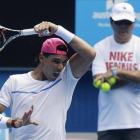 Rafael Nadal conecta un golpe ante su tío y entrenador, Toni Nadal, en un entrenamiento en Melbourne.