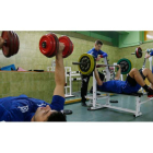 Los jugadores del Abanca Ademar realizan ejercicios de fuerza en el gimnasio del Palacio de Deportes.