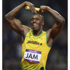 El atleta Usain Bolt lo celebra después de ganar la final de la prueba masculina 4x100.