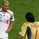 Gianluigi Buffon pide explicaciones a Zinedine Zidane tras su cabezazo a Marco Materazzi durante la final del Mundial del 2006.