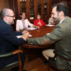 Marco Morala y David Fernández en la primera reunión del plan común de colaboración. L. DE LA MATA