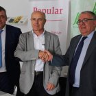 Turrado y Luis Antonio Ortiz se estrechan la mano, junto a Marcos Fraile, en La Bañeza. A. VALENCIA