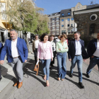 Raquel Sánchez, con los líderes del partido en la provincia y en la comarca del Bierzo. L. DE LA MATA