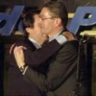 Aznar abraza a Ruiz-Gallardón en el balcón de la sede nacional del PP