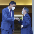 El presidente del Gobierno, Pedro Sánchez, saluda ayer en la Moncloa al presidente de Ceuta, Juan Jesús Vivas. JUAN CARLOS HIDALGO