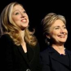 La precandidata a la presidencia de EE. UU., Hillary Clinton, con su hija