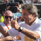 Artur Mas levanta los pulgares, en primera fila, en la manifestación del pasado 11 de septiembre en Barcelona.