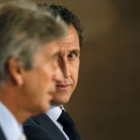 Pellegrini (i) y el director general y adjunto al presidente del Real Madrid, Jorge Valdano.