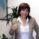 Elda Arangüena ante una de sus obras