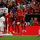 El madridista Isco (d) lanza una falta durante el Bayern-Real Madrid.
