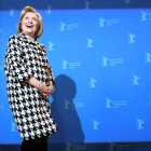 Hillary Clinton posa para los fotógrafos a su llegada al Festival de Cine de Berlín.