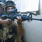 Preparación 8 Unos marines se entrenan en el combate urbano junto a una imagen de Bin Laden.