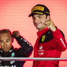 Carlos Sainz celebra en el podio su triunfo en el Gran Premio de singapur. WHITE