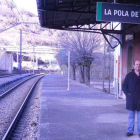 El alcalde de La Pola, Francisco Castañón, en la estación de Renfe de la localidad.