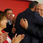 Pedro Sánchez se abraza a Josep Borrell celebrando los resultados electorales en Europa.