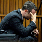 Oscar Pistorius, durante el testimonio del forense Gert Saayman, en el Tribunal Superior de Pretoria.
