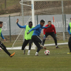 El entrenamiento de esta mañana sacará de dudas sobre la convocatoria de Guille y Yuri. L. DE LA MATA