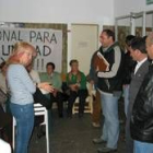 Miembros del comité de empresa dialogan con la portavoz de las asociaciones, Brígida Villacorta